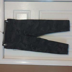 Zyia camo Capri leggings